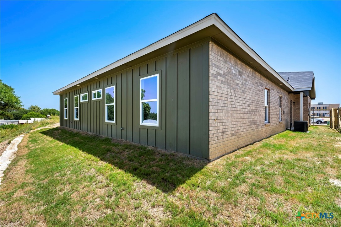 1301 Lone Pine Way