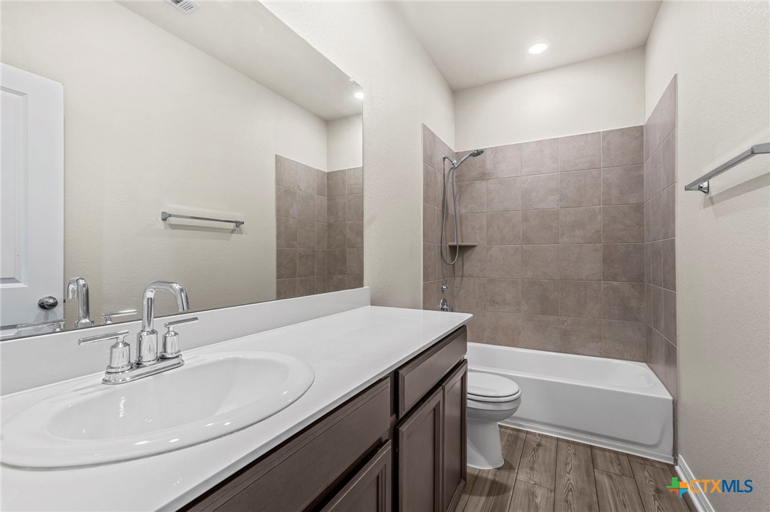 516 Loriner Way