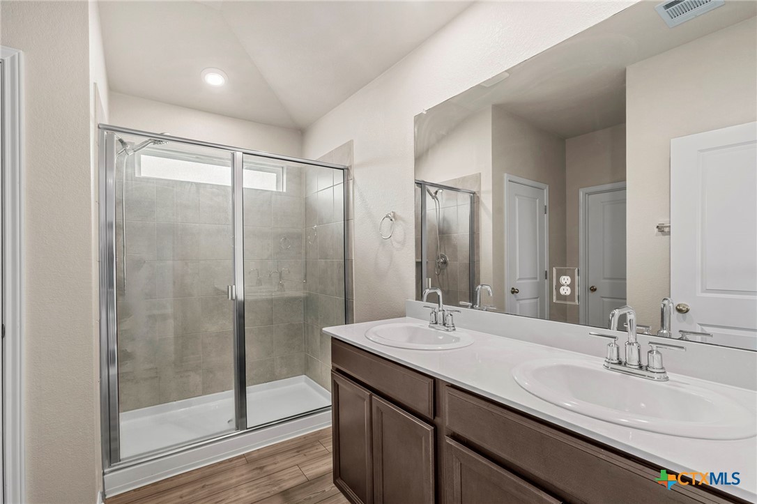 516 Loriner Way
