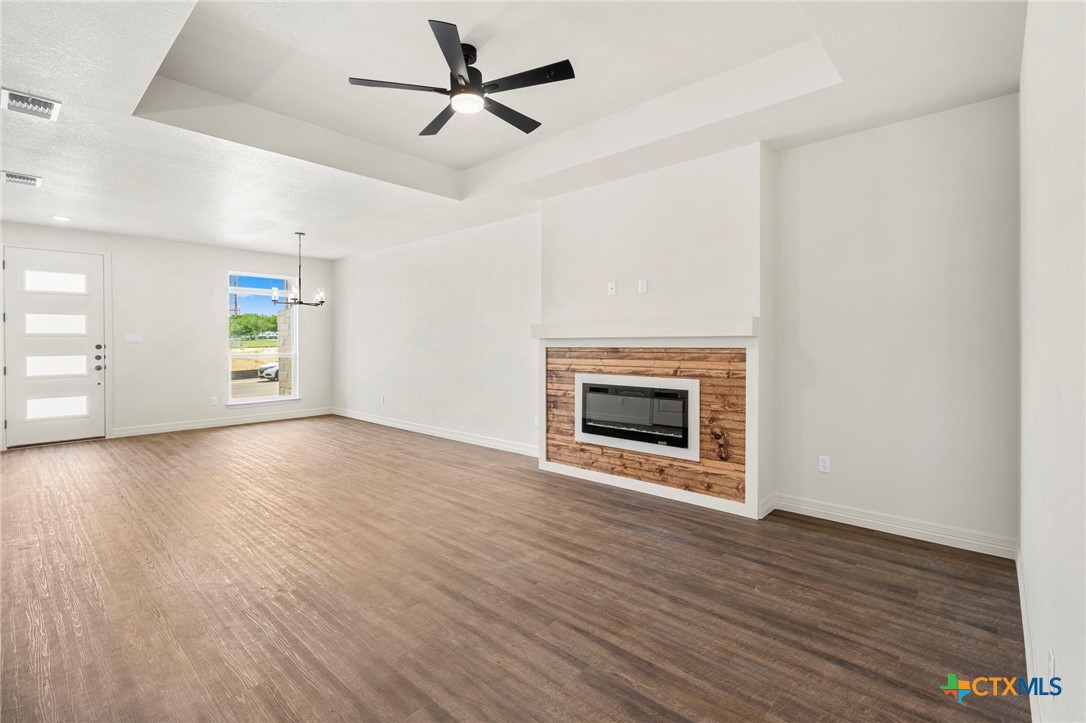 1303 Lone Pine Way