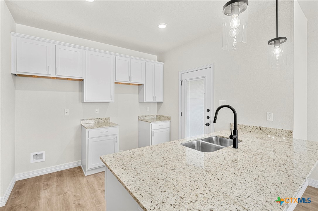 1213 Lone Pine Way