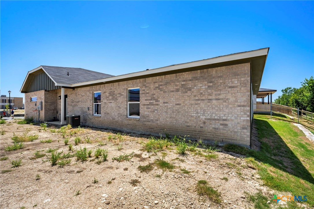 1213 Lone Pine Way