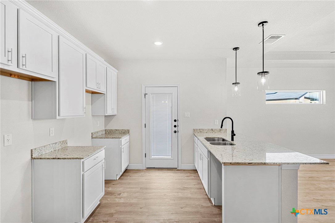 1213 Lone Pine Way