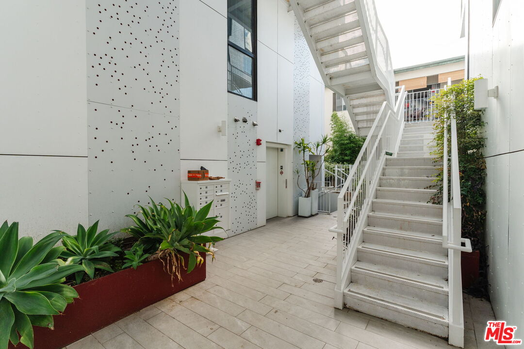 1253 N Sweetzer Ave Unit: 6