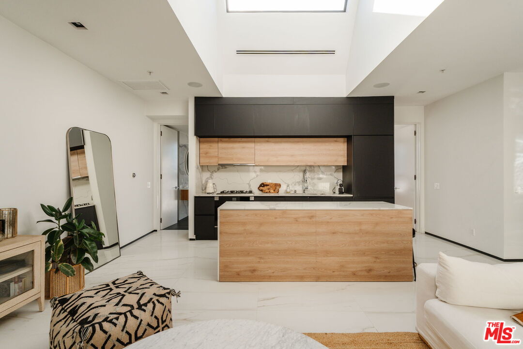 1253 N Sweetzer Ave Unit: 6