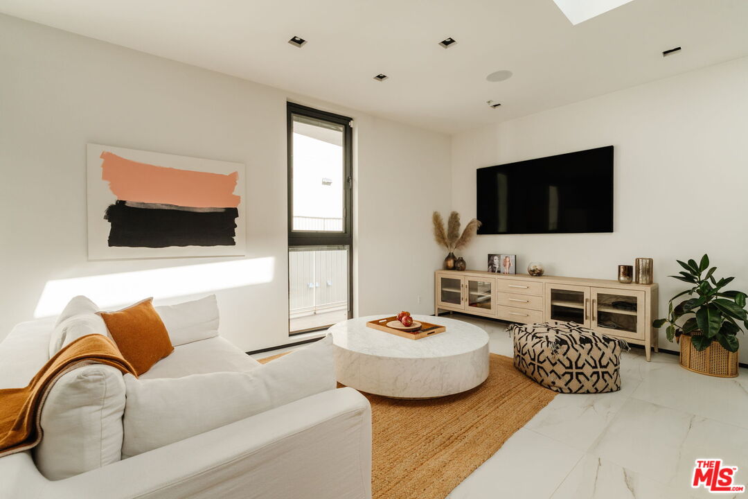 1253 N Sweetzer Ave Unit: 6