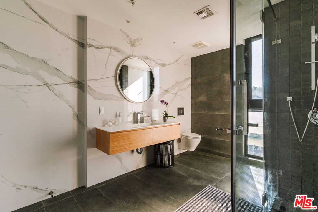 1253 N Sweetzer Ave Unit: 6