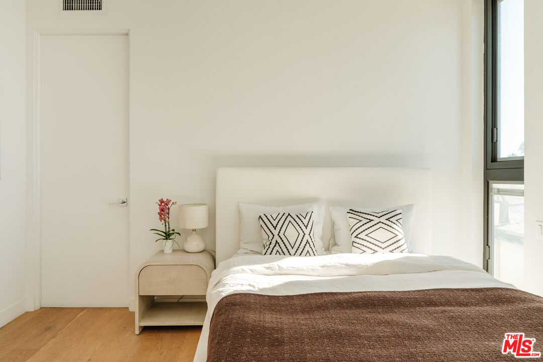 1253 N Sweetzer Ave Unit: 6