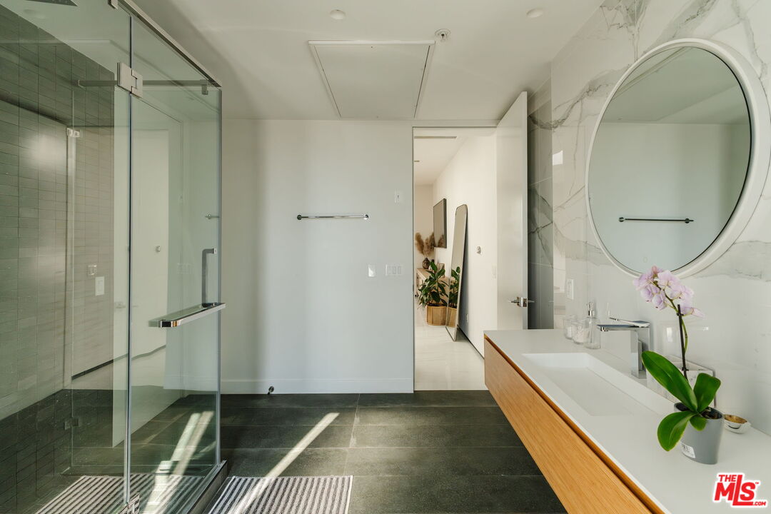 1253 N Sweetzer Ave Unit: 6