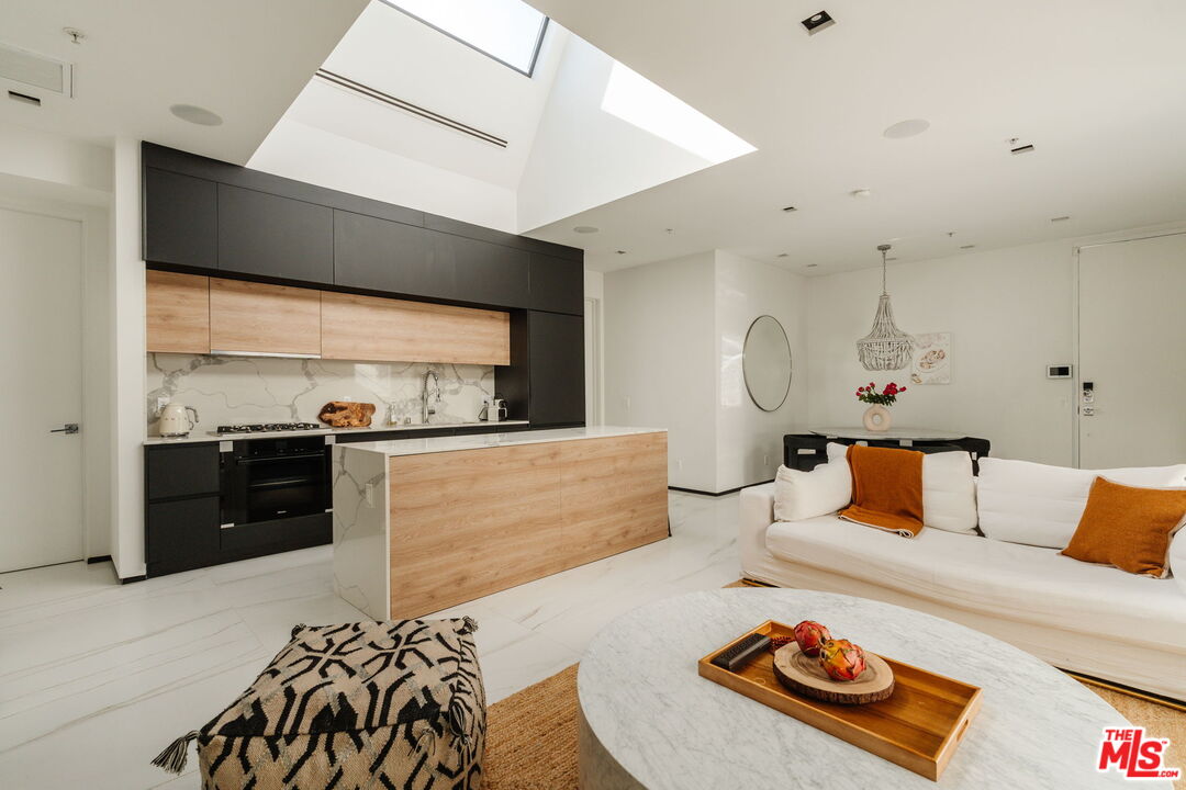 1253 N Sweetzer Ave Unit: 6