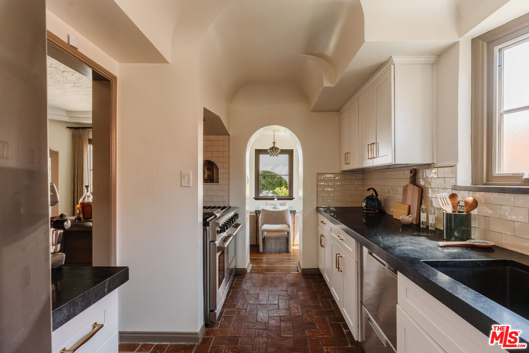3975 Sutro Ave