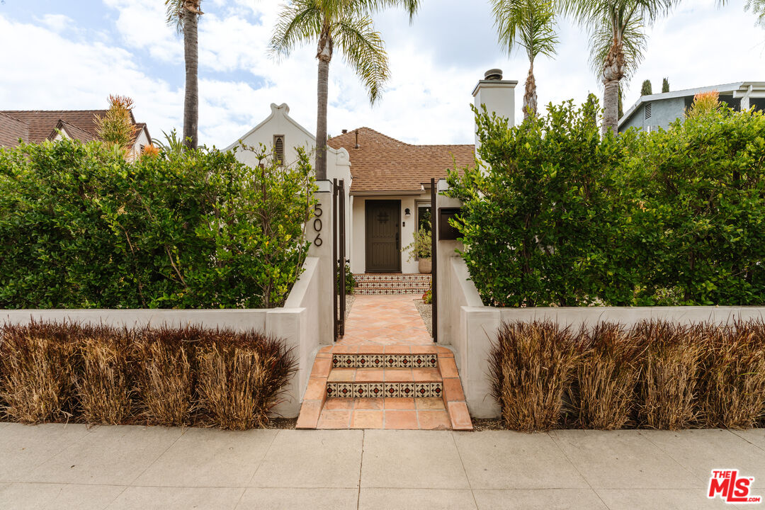 506 N Curson Ave