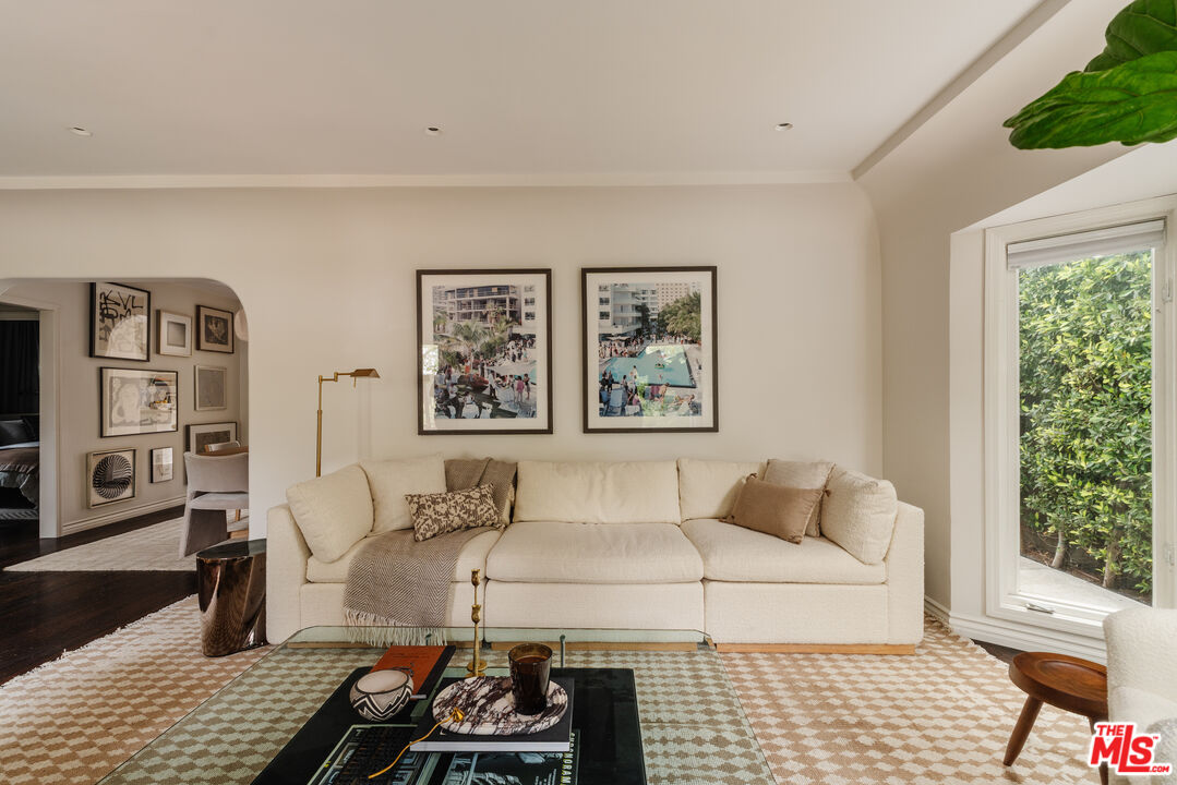 506 N Curson Ave