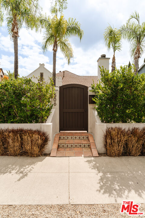 506 N Curson Ave