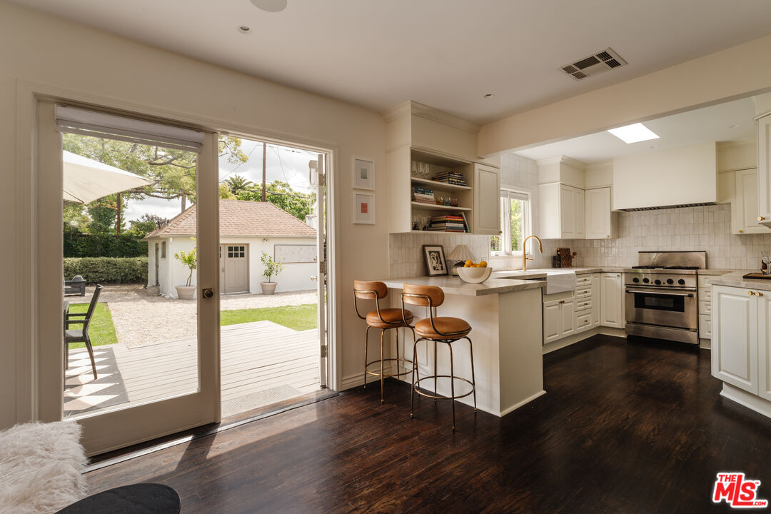 506 N Curson Ave