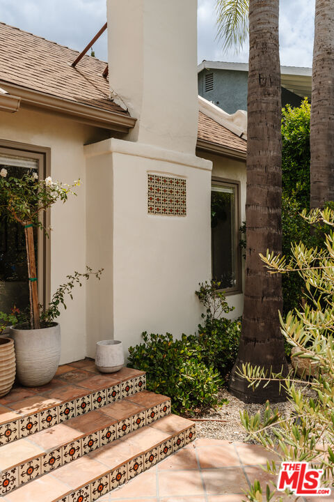 506 N Curson Ave