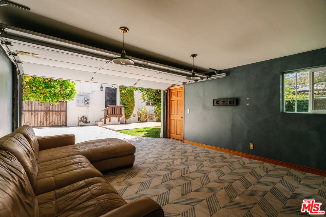 2735 Clyde Ave