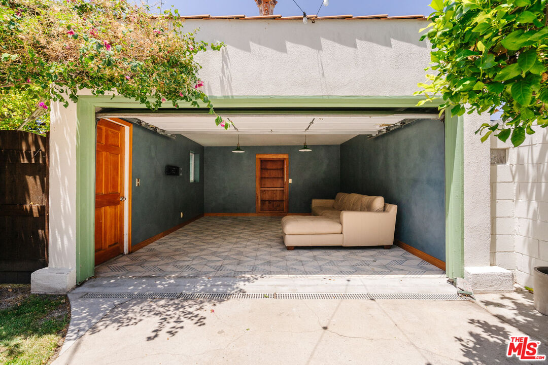 2735 Clyde Ave