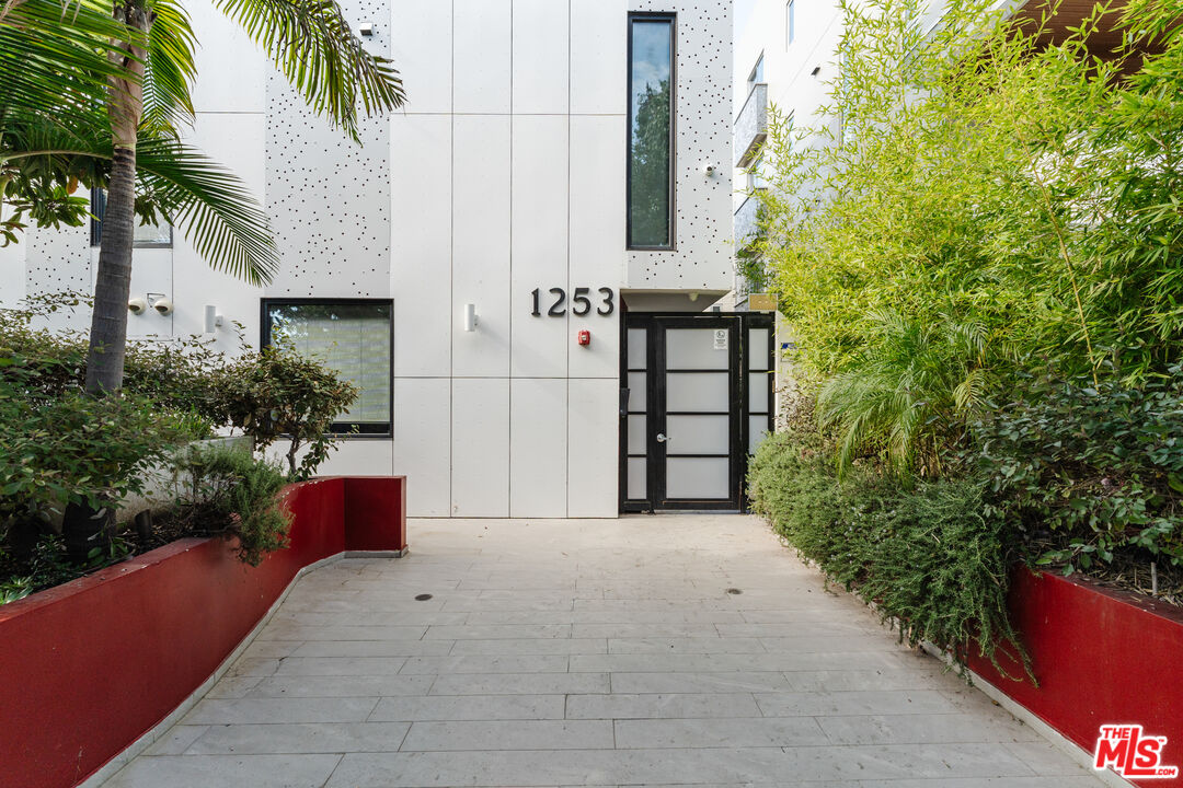 1253 N Sweetzer Ave Unit: 6