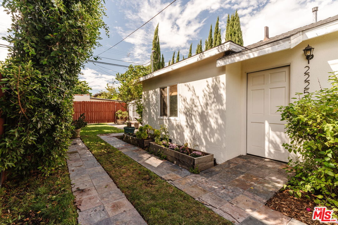 2223 Alsace Ave