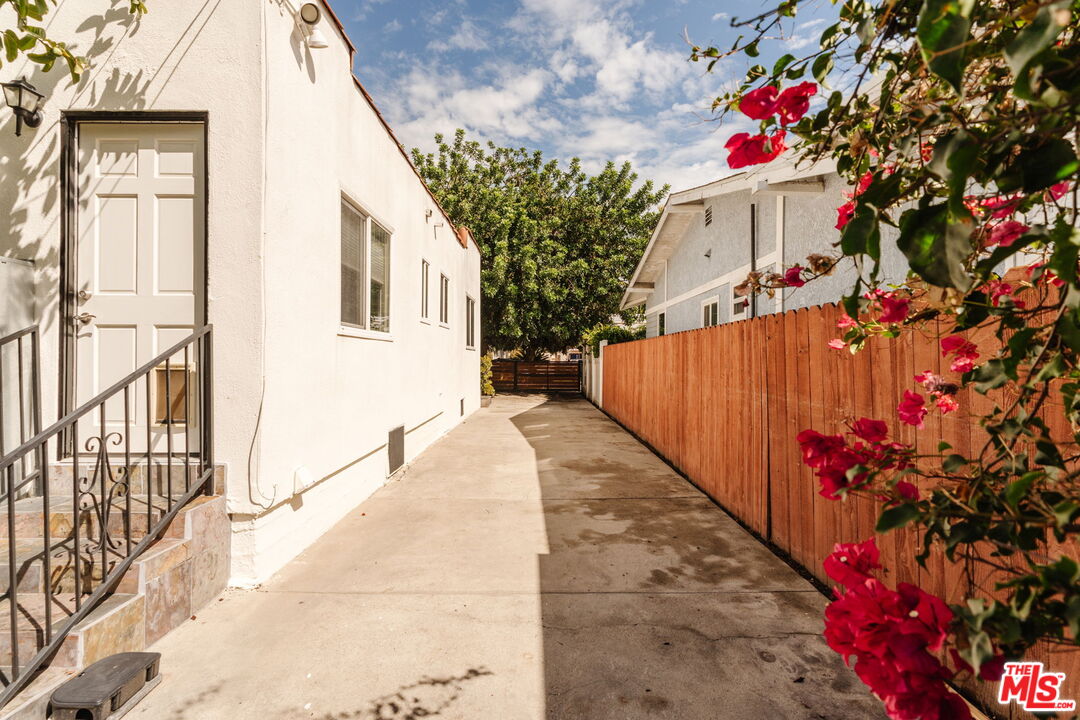 2223 Alsace Ave