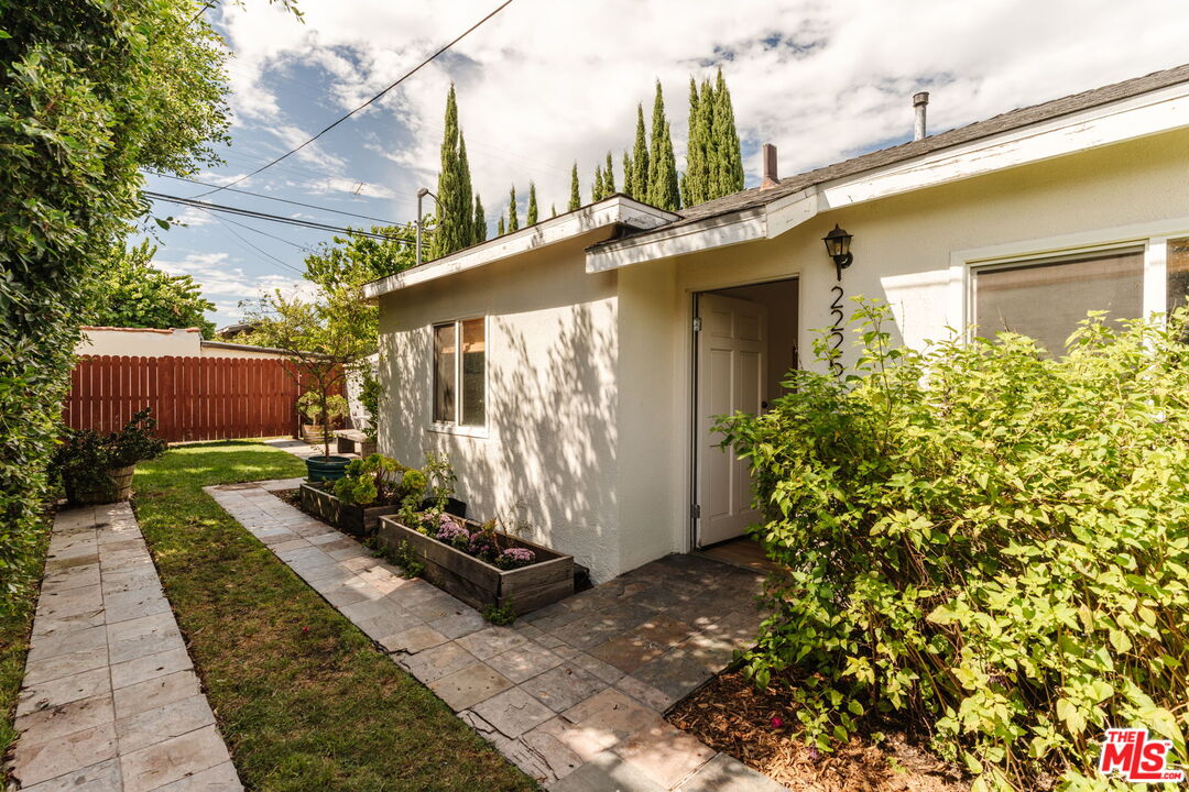 2223 Alsace Ave