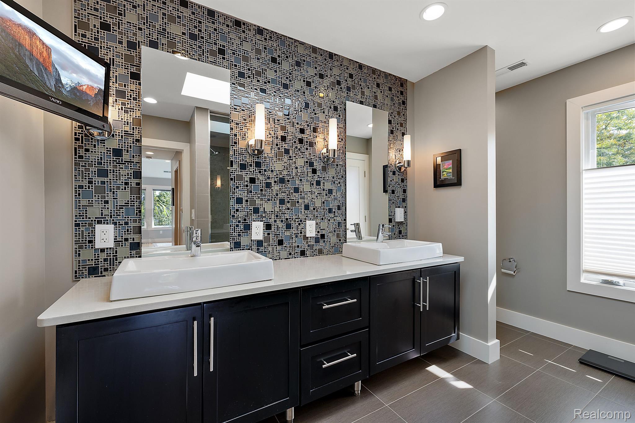 1699 Maryland Boulevard