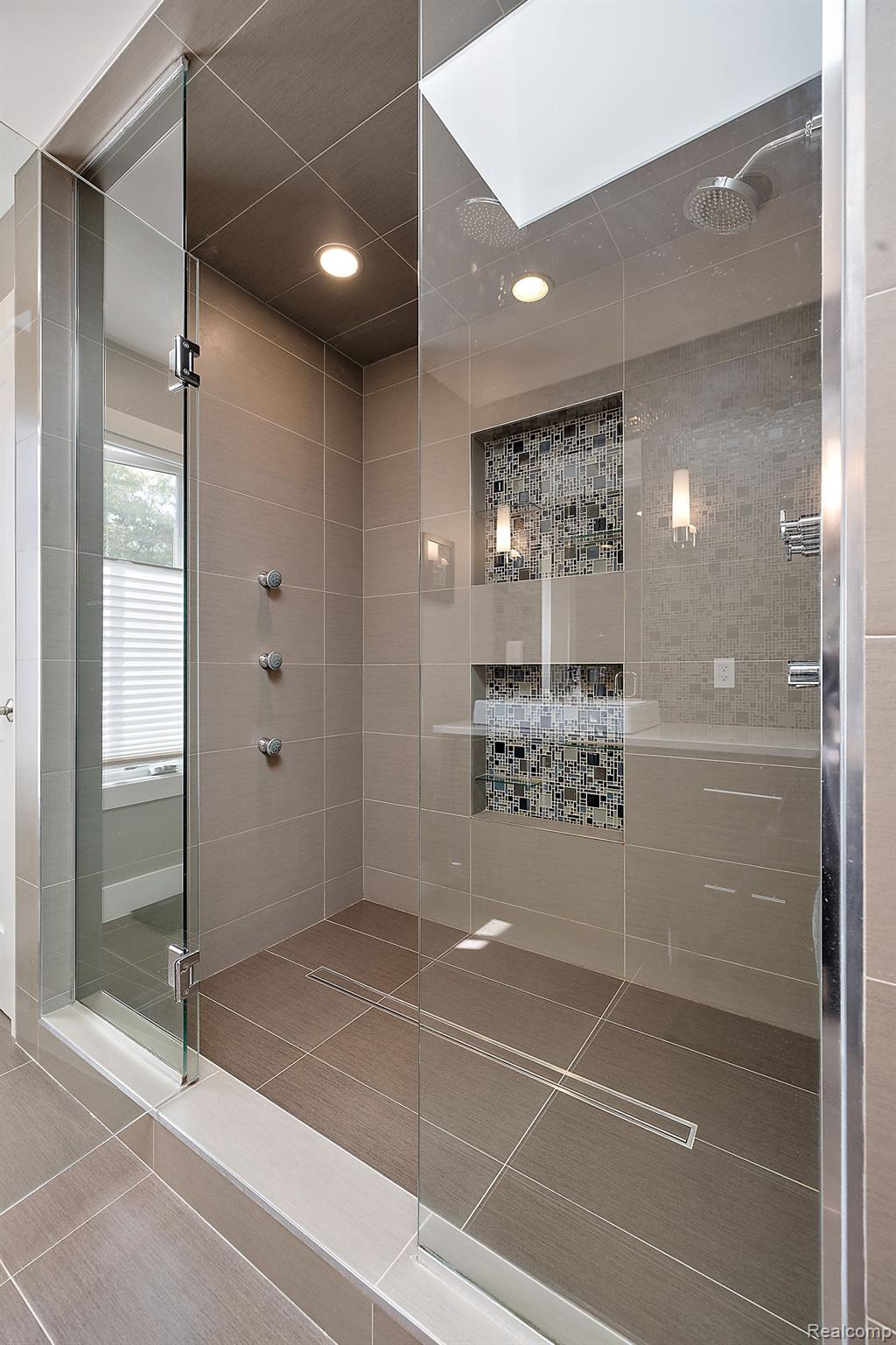 1699 Maryland Boulevard