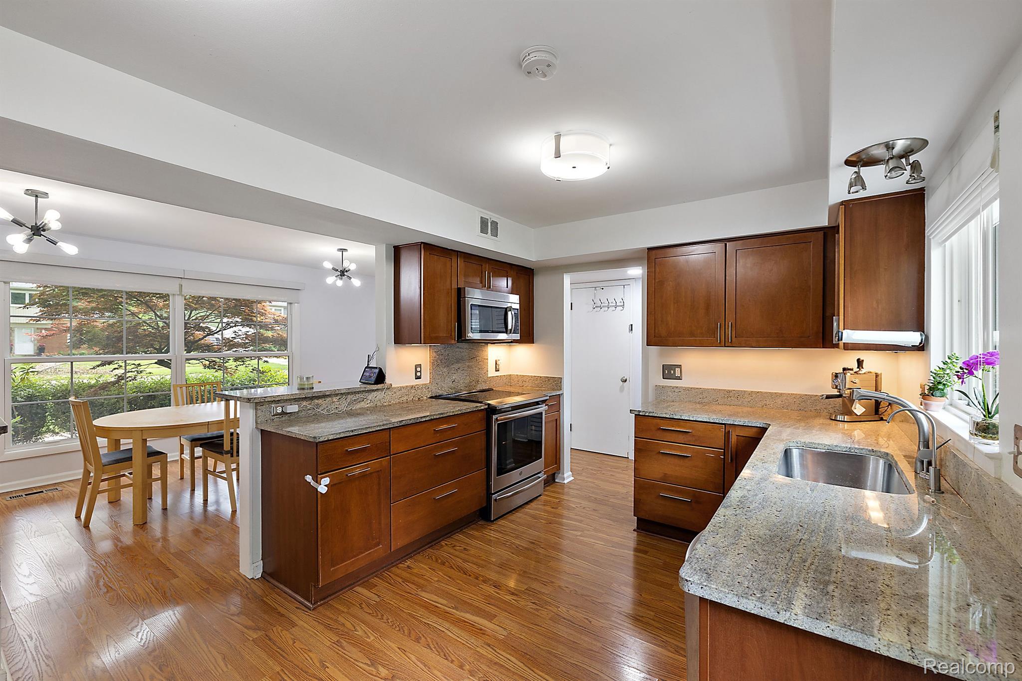 524 S Cranbrook Cross Road