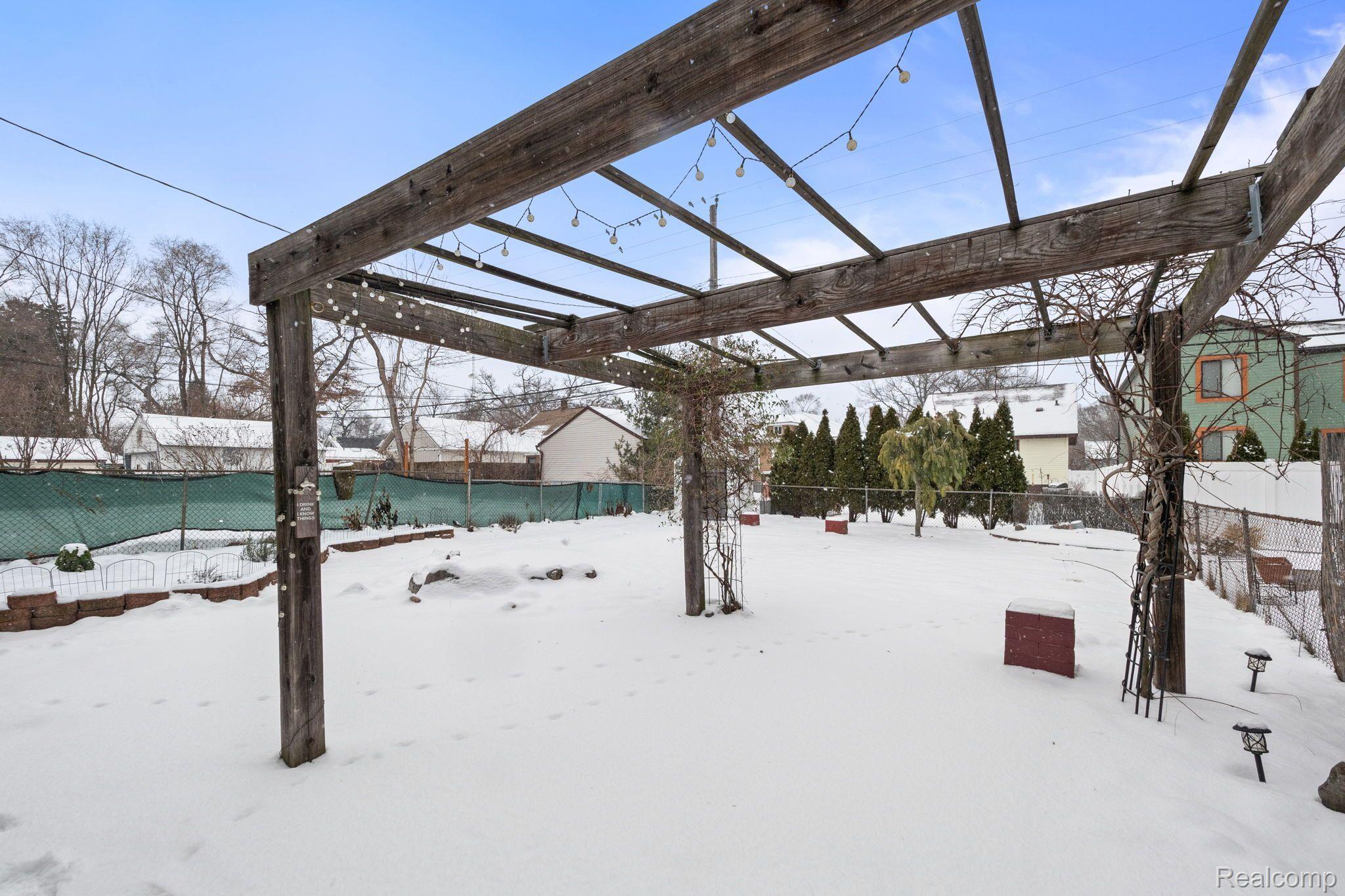 319 E LEWISTON Avenue