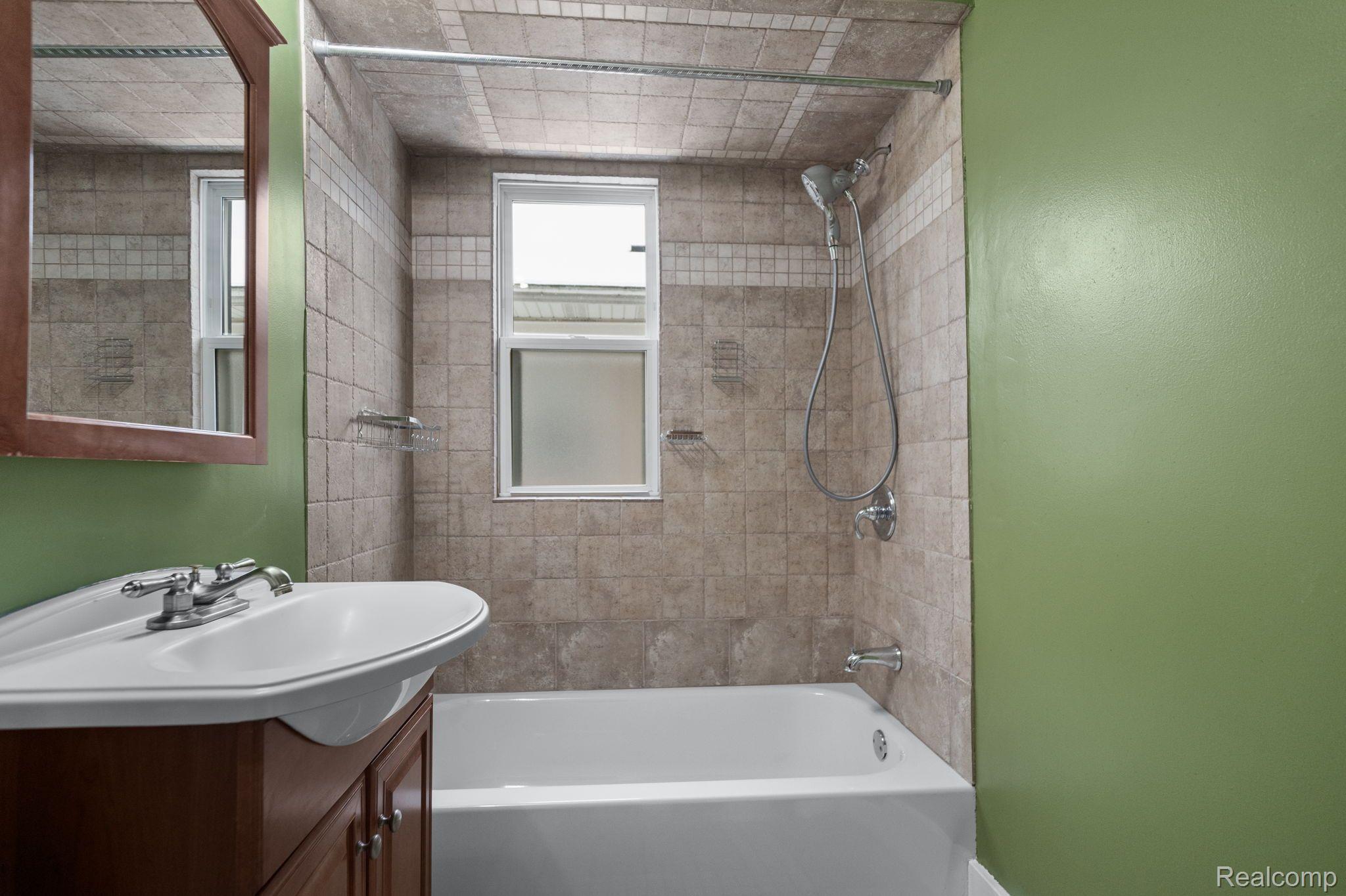 319 E LEWISTON Avenue