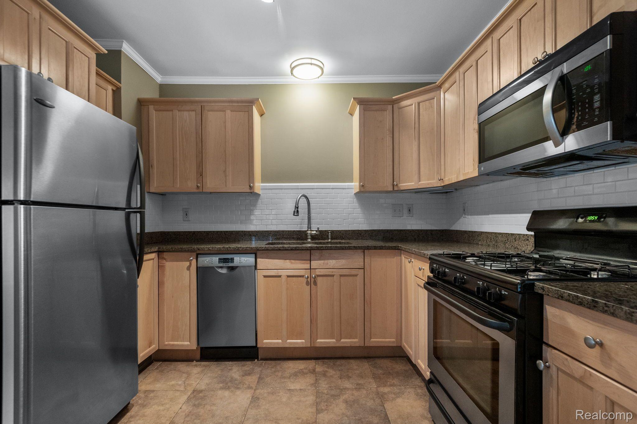 319 E LEWISTON Avenue