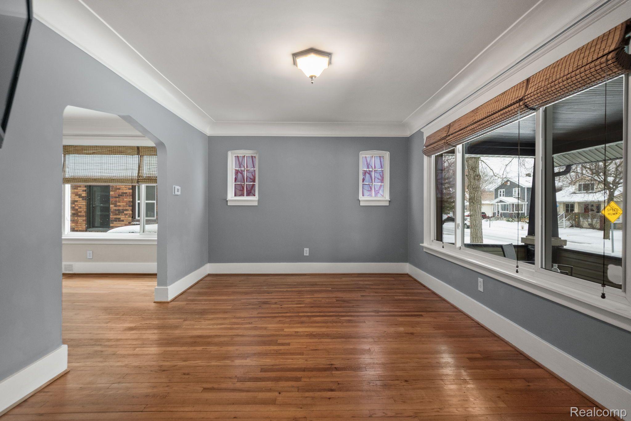 319 E LEWISTON Avenue