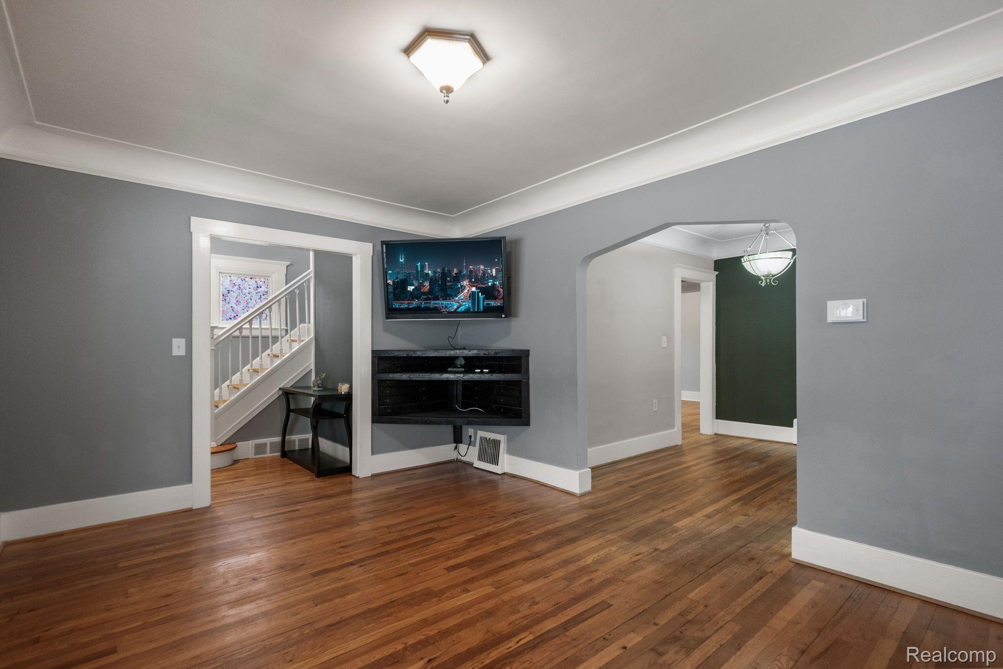 319 E LEWISTON Avenue