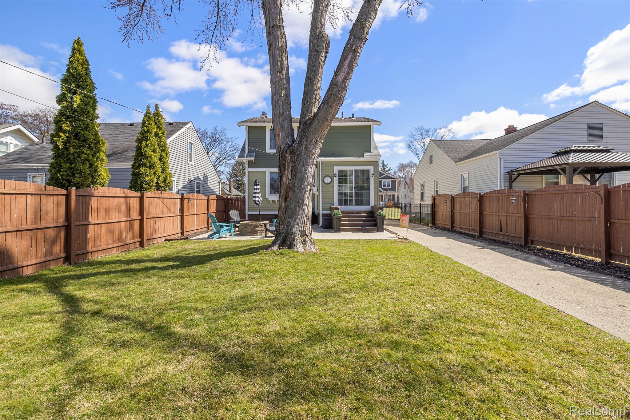 714 S Rembrandt Avenue