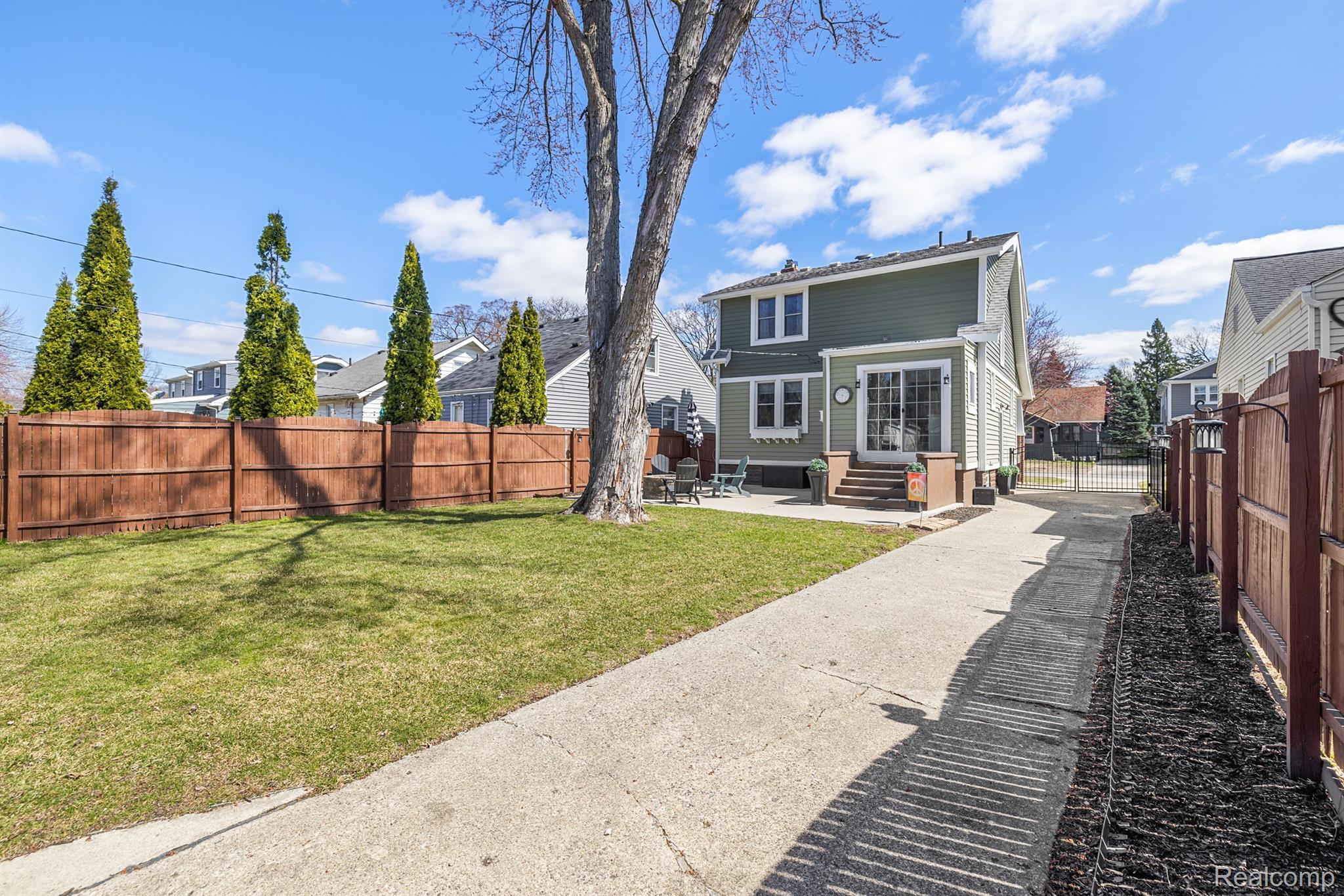 714 S Rembrandt Avenue