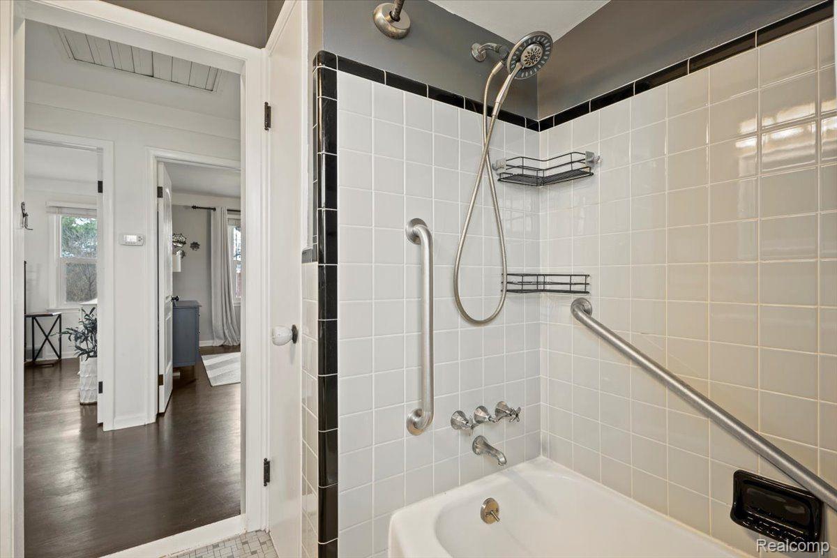 524 E LA SALLE Avenue