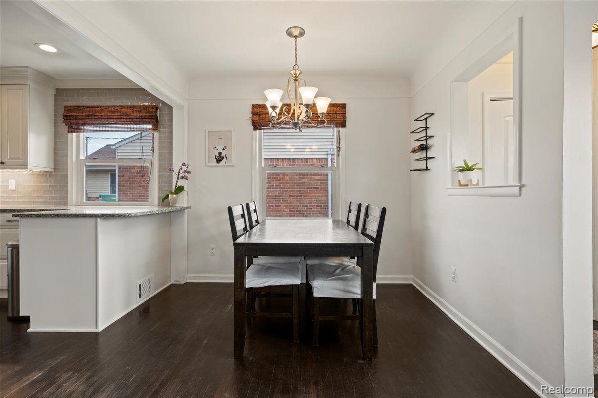 524 E LA SALLE Avenue