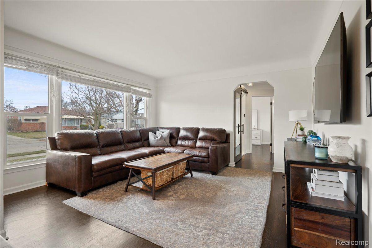 524 E LA SALLE Avenue