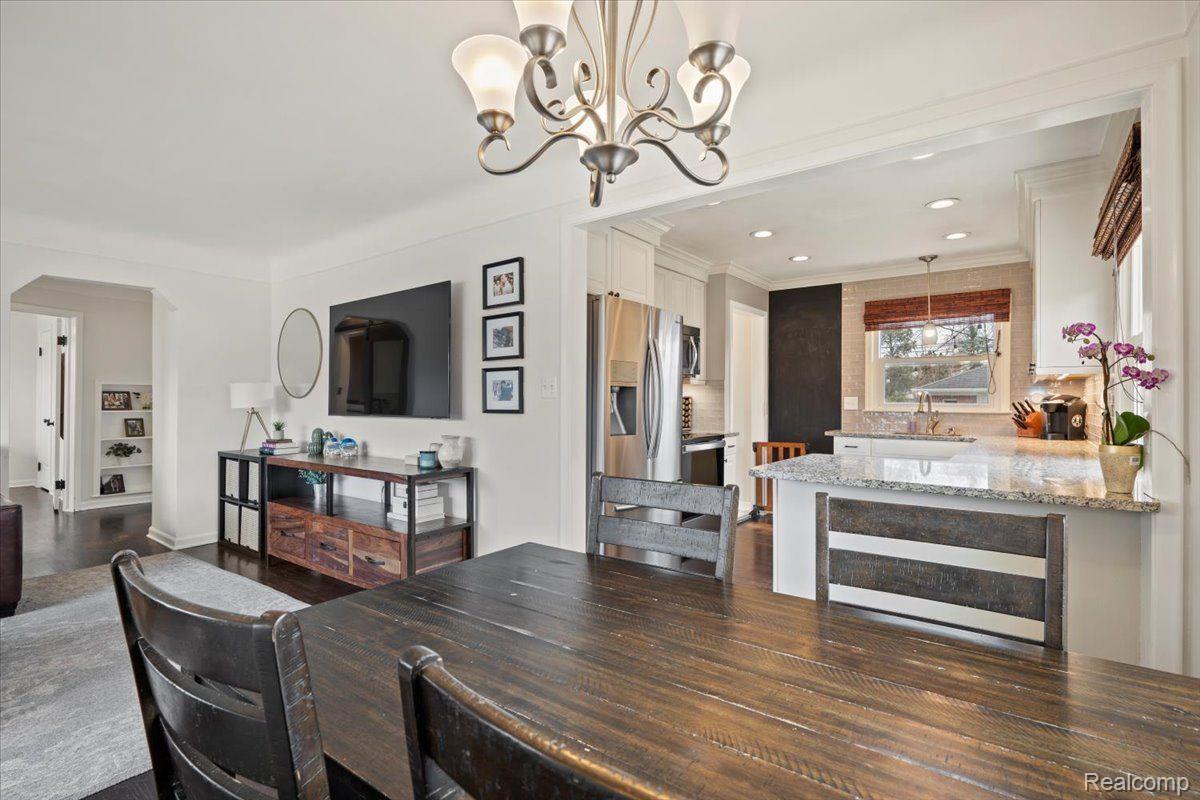 524 E LA SALLE Avenue