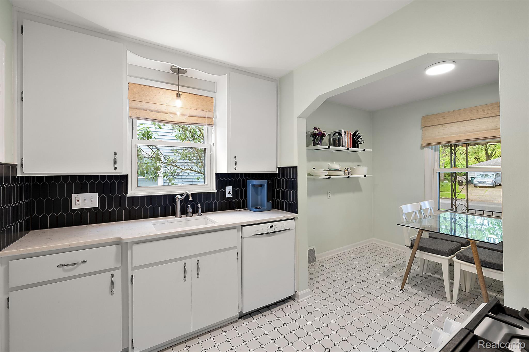 904 N DORCHESTER Avenue