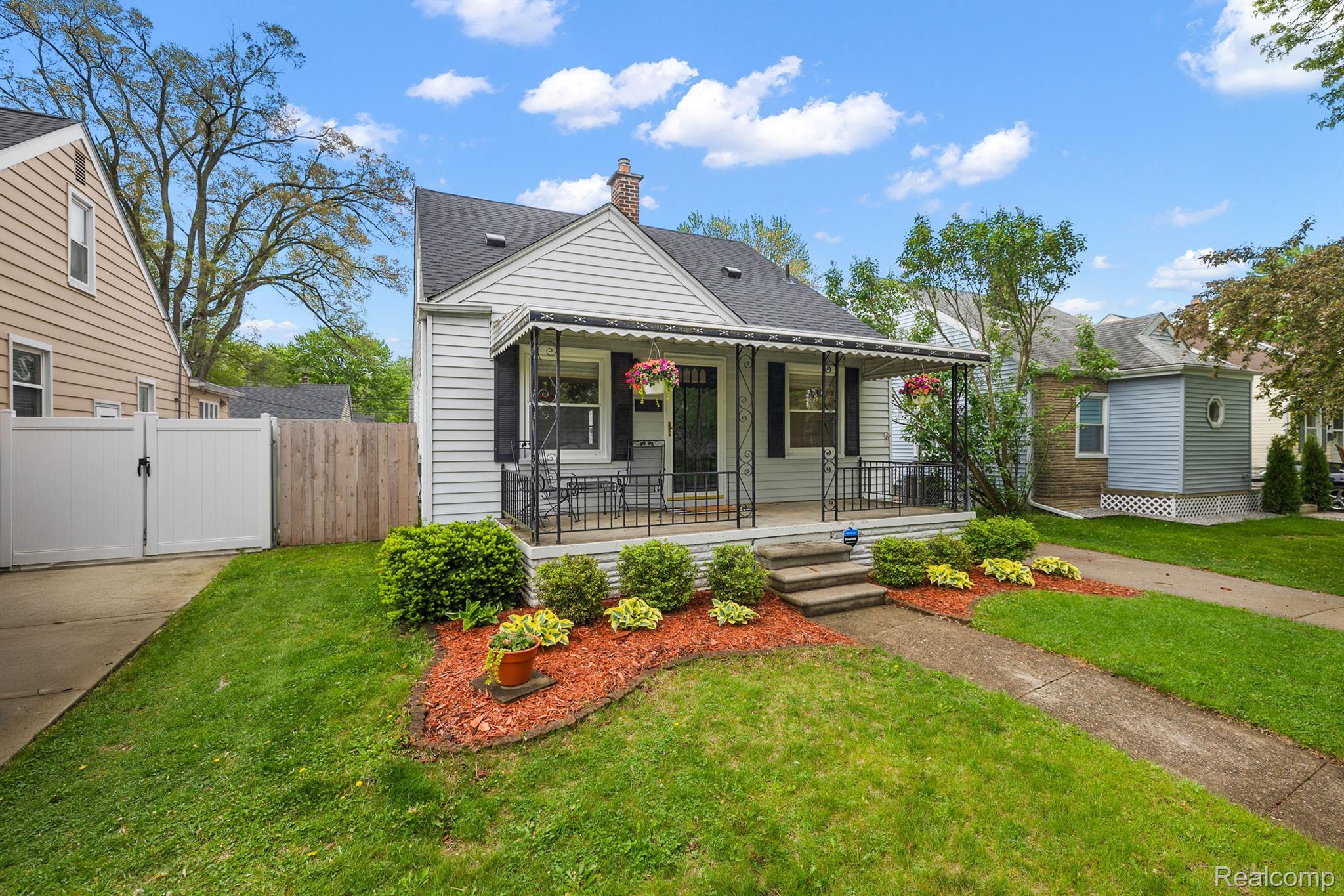 904 N DORCHESTER Avenue