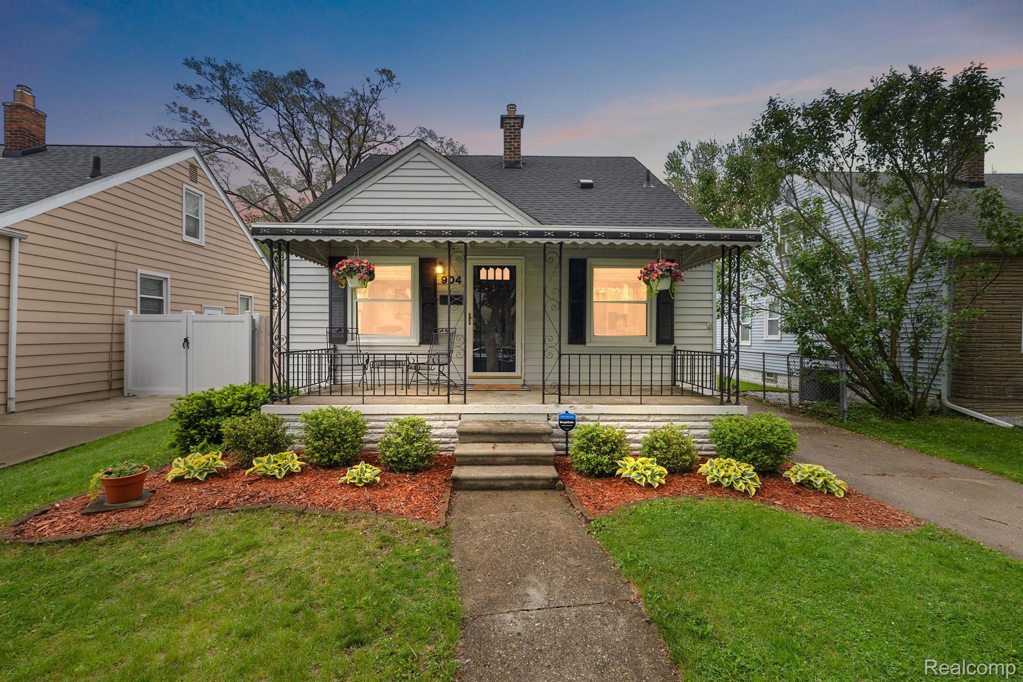 904 N DORCHESTER Avenue