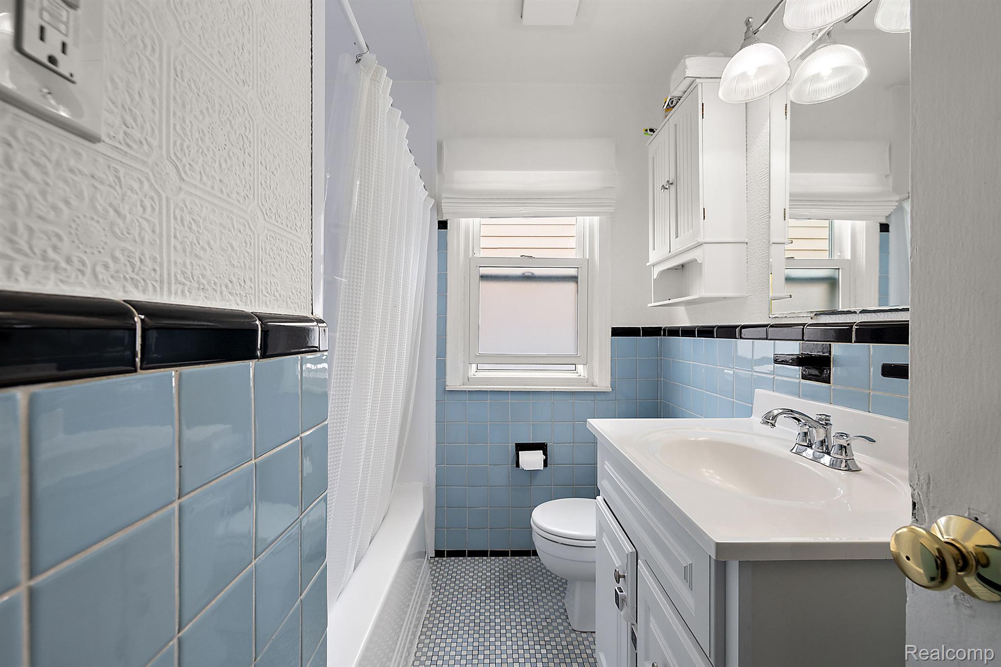 904 N DORCHESTER Avenue