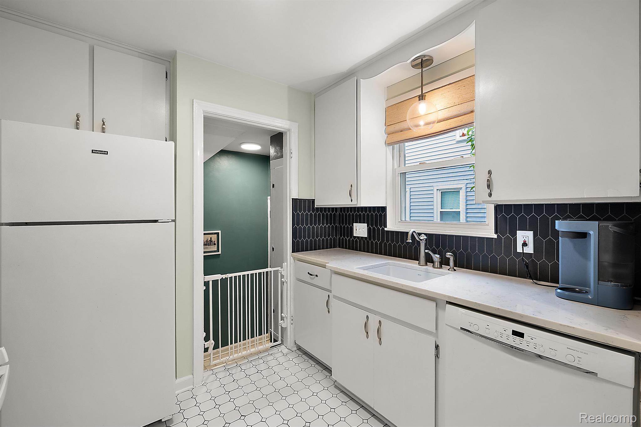 904 N DORCHESTER Avenue