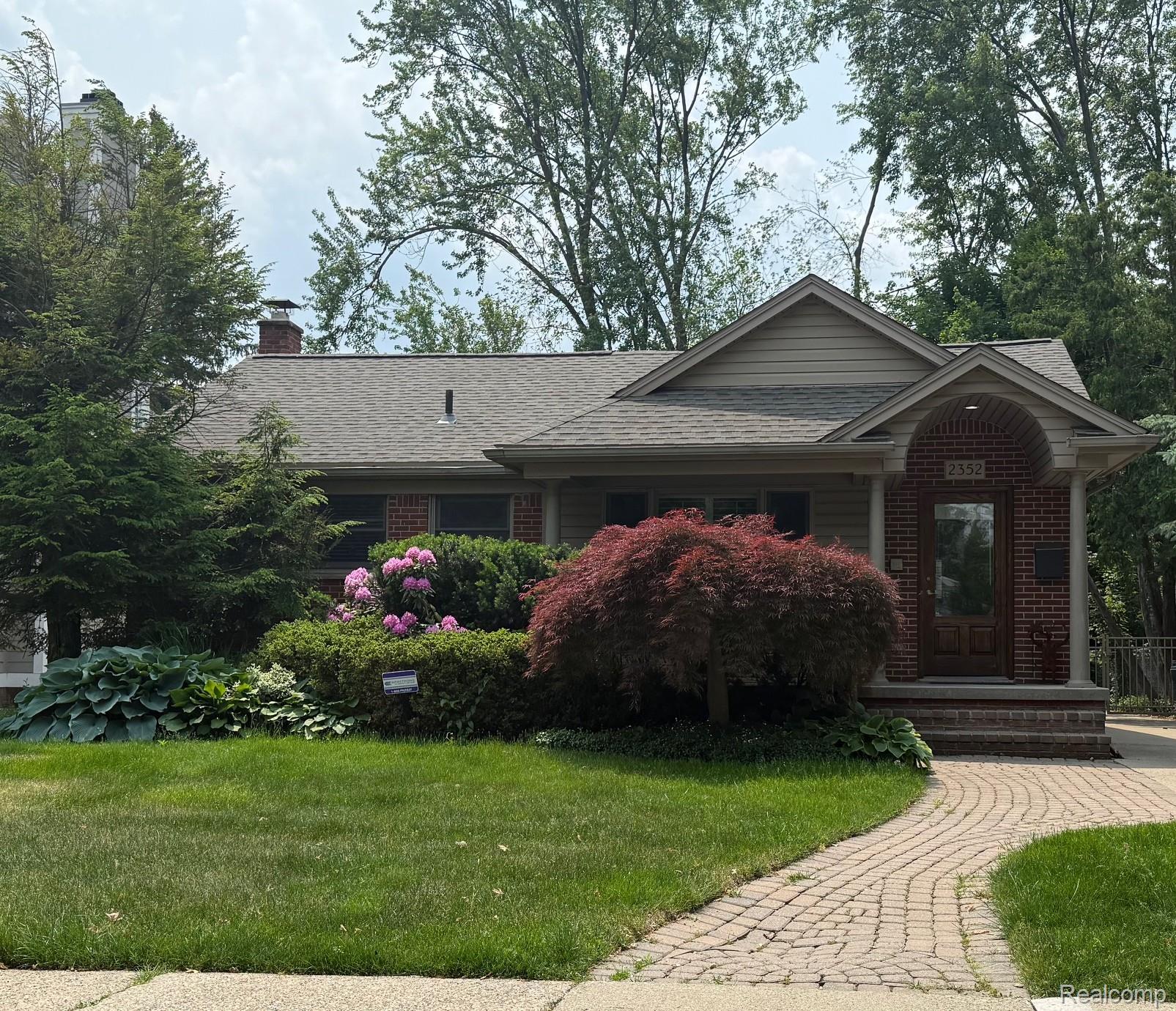 2352 Buckingham Avenue