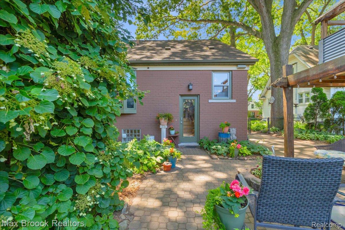 923 E 5th Street