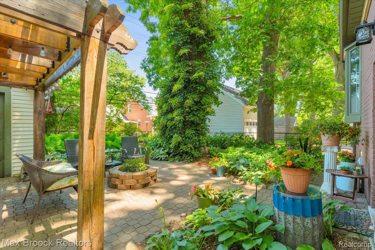 923 E 5th Street