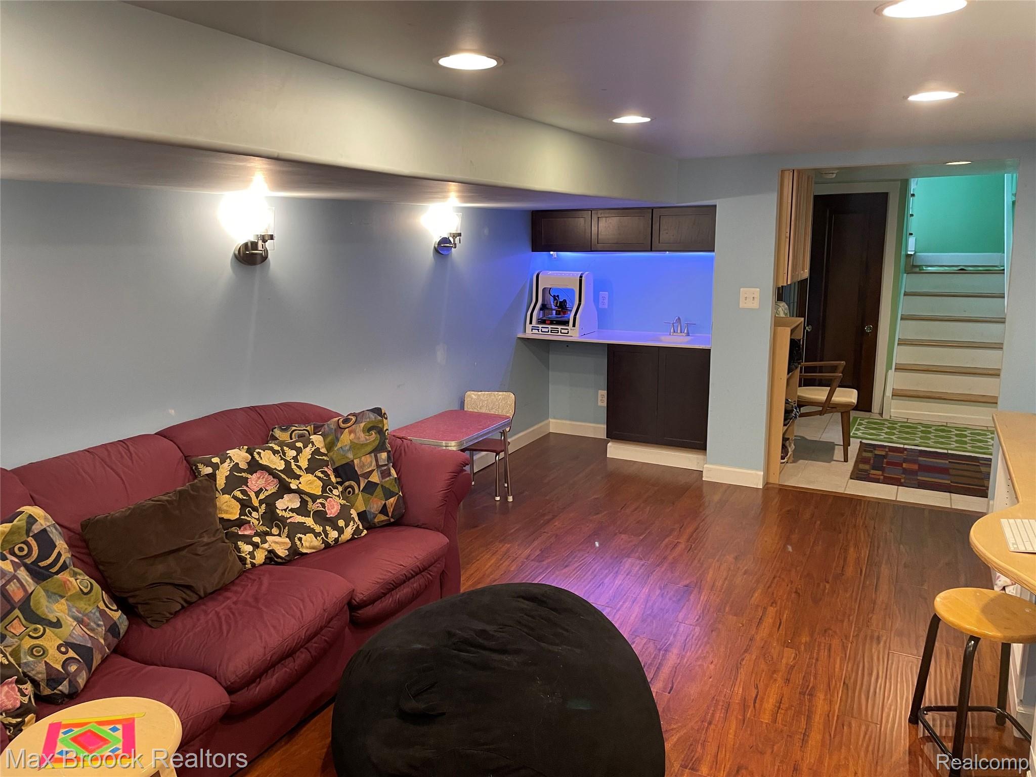 923 E 5th Street