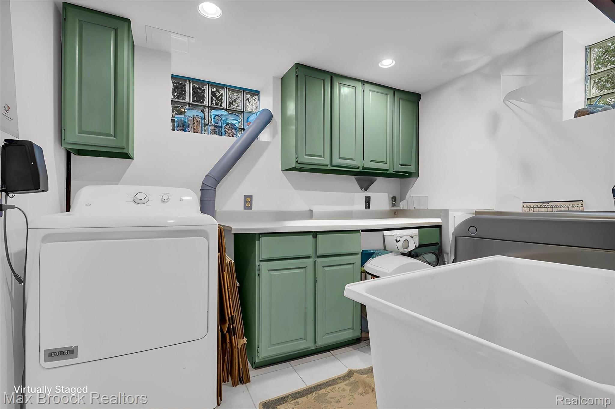 923 E 5th Street